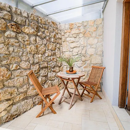 Hidden Authentic Haven - One Bedroom With Terrace *