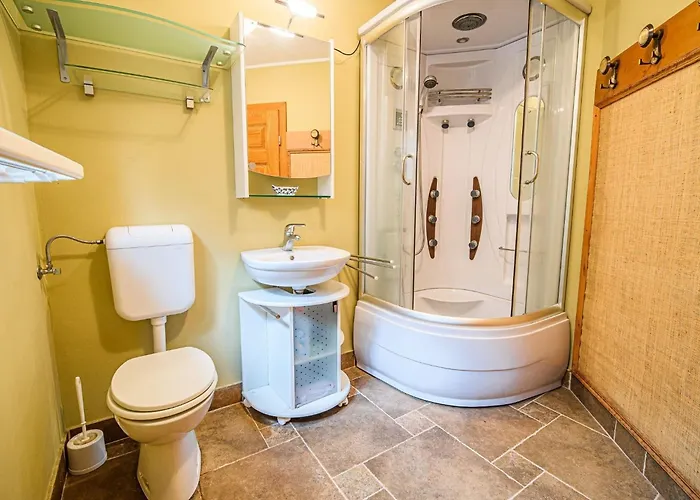 Hidden Authentic Haven - One Bedroom With Terrace